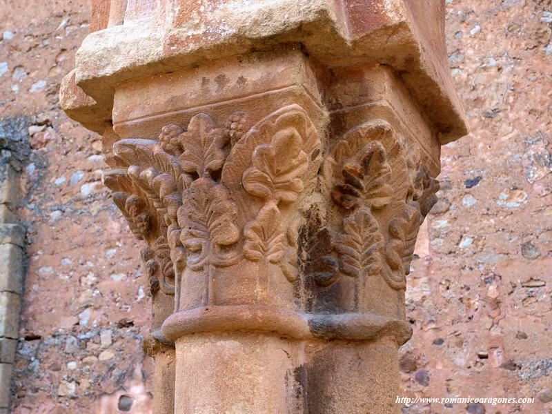 CAPITEL CON AVES DE CABEZA VUELTA AL DORSO